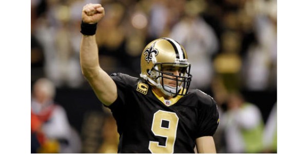 Drew Brees ayudó a los New Orleans Saints a ganar el juego, pero se retiró lesionado
